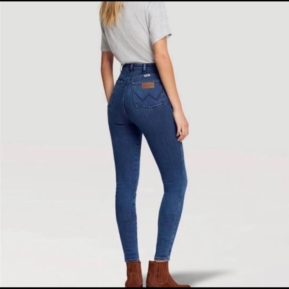 WRANGLER  SARA JEANS SIZE W28 L30